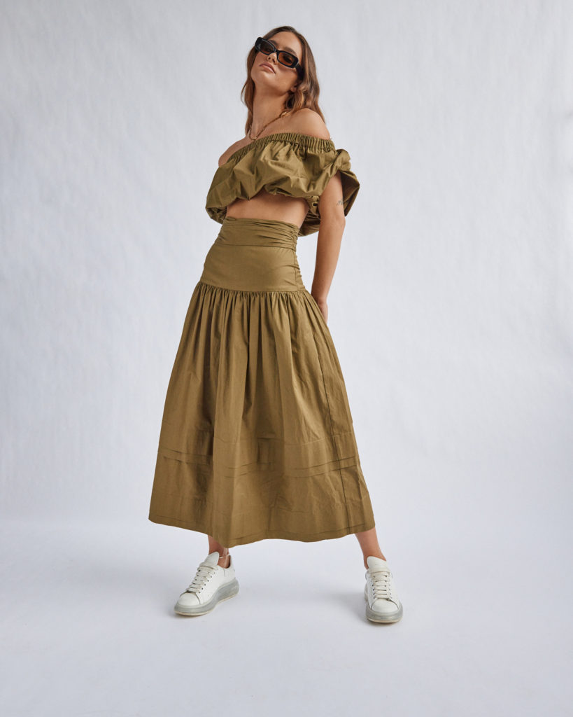 8 Dress & Sneaker Combos for Summer shona joy en-route