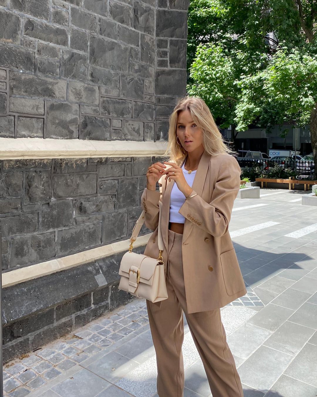 @fakander follow her friday's en-route
