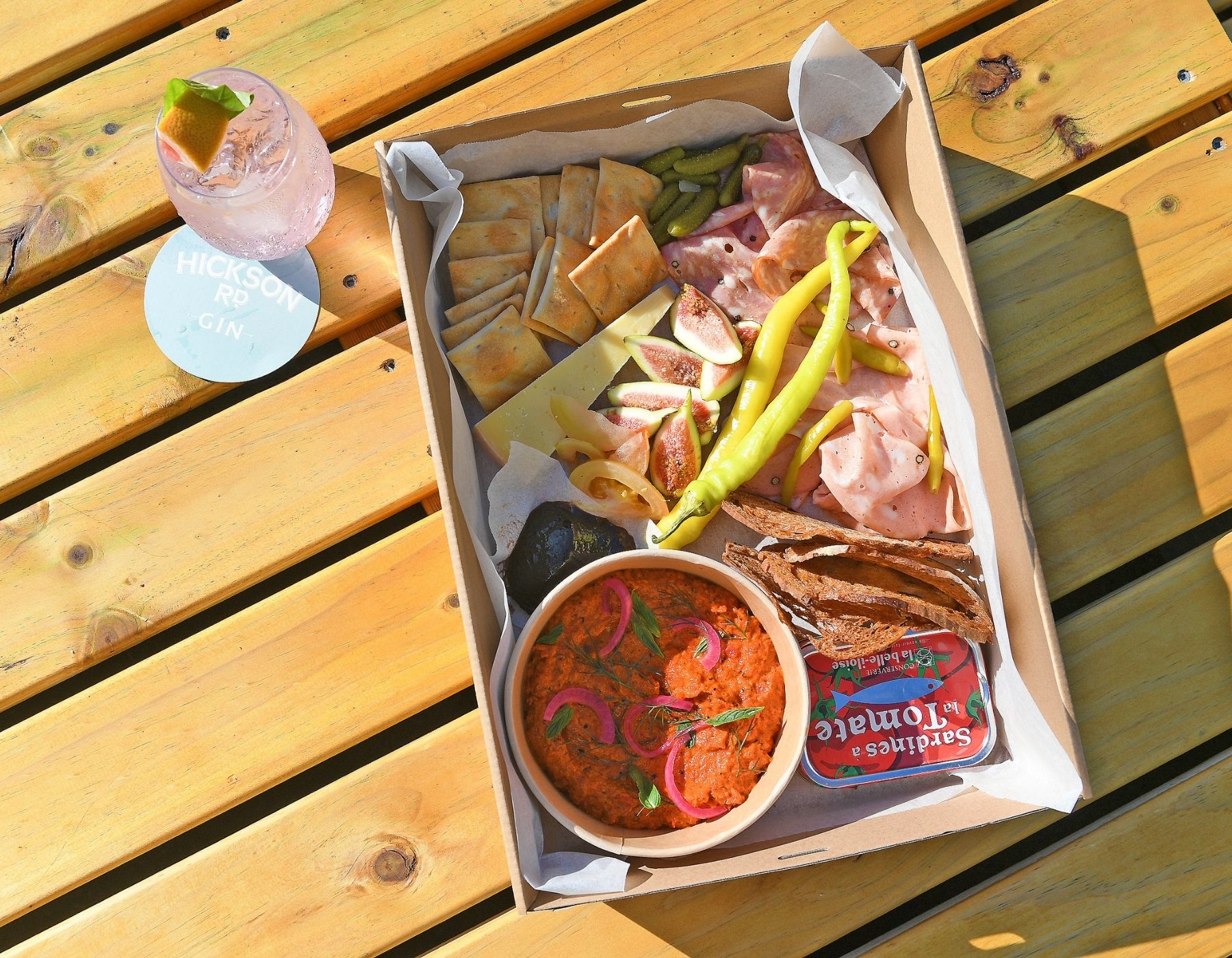 Runaway-gardens-outdoor-bar-enroute