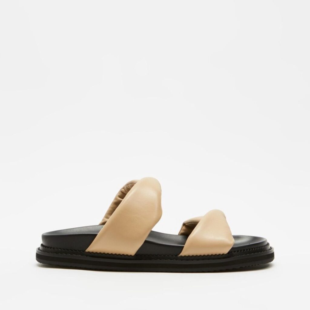 Step into Style with these Summer Sandals En Route